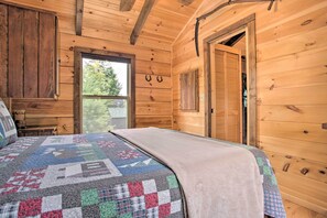 1 bedroom, desk, iron/ironing board, Internet - Year-Round Adventure! Rustic Cabin in Mill Spring (Mill Spring)