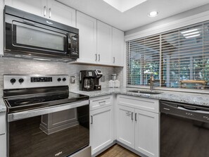 Frigorifero, microonde, forno, piano cottura