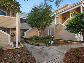 A residential building with a central tree, a porch, and a pathway. - Hidden Dunes Cottages 2-Bedrooms (Miramar Beach)