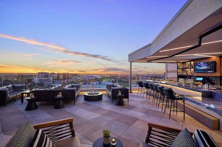 3 bares, salón lounge en el lobby, bar en la azotea