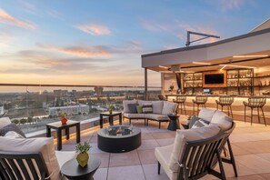 4 restaurants; breakfast, lunch, and dinner served - JW Marriott Anaheim Resort (Anaheim)