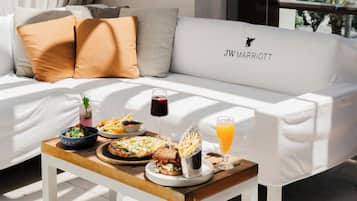 4 restaurants; breakfast, lunch, and dinner served
