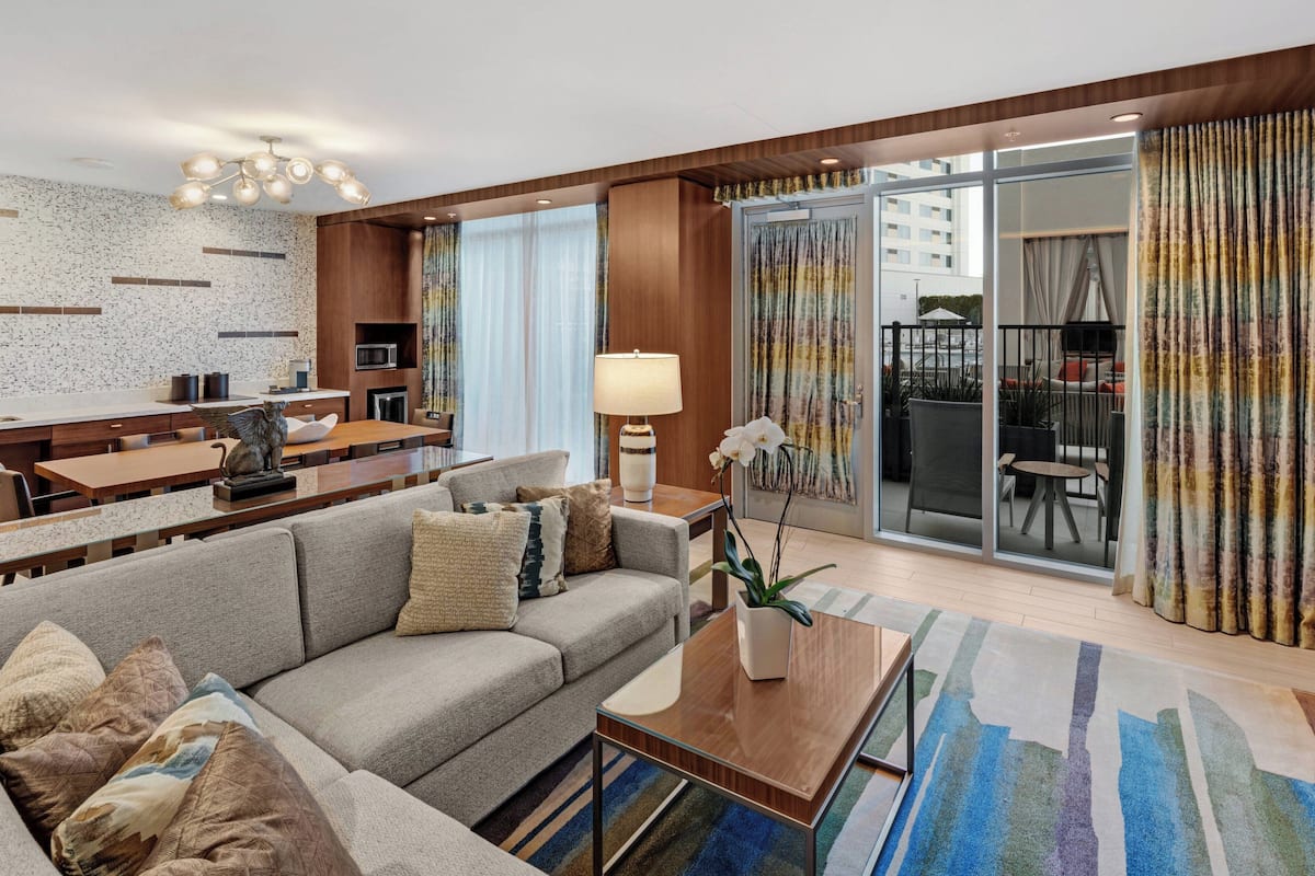 Griffin Suite, 1 King Bed with Sofa Bed, Pool View | Living room | Flat-screen TV, pay movies