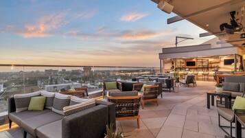 4 restaurantes, se sirven desayunos, comidas, cenas y cocina italiana