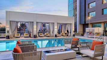 Una piscina al aire libre, cabañas de piscina (de pago), sombrillas