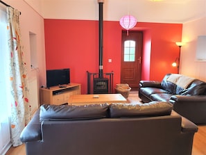 Smart TV, fireplace, DVD player, books