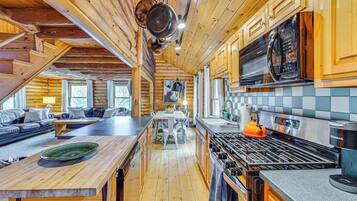 Réfrigérateur, four à micro-ondes, surface de cuisson, lave-vaisselle