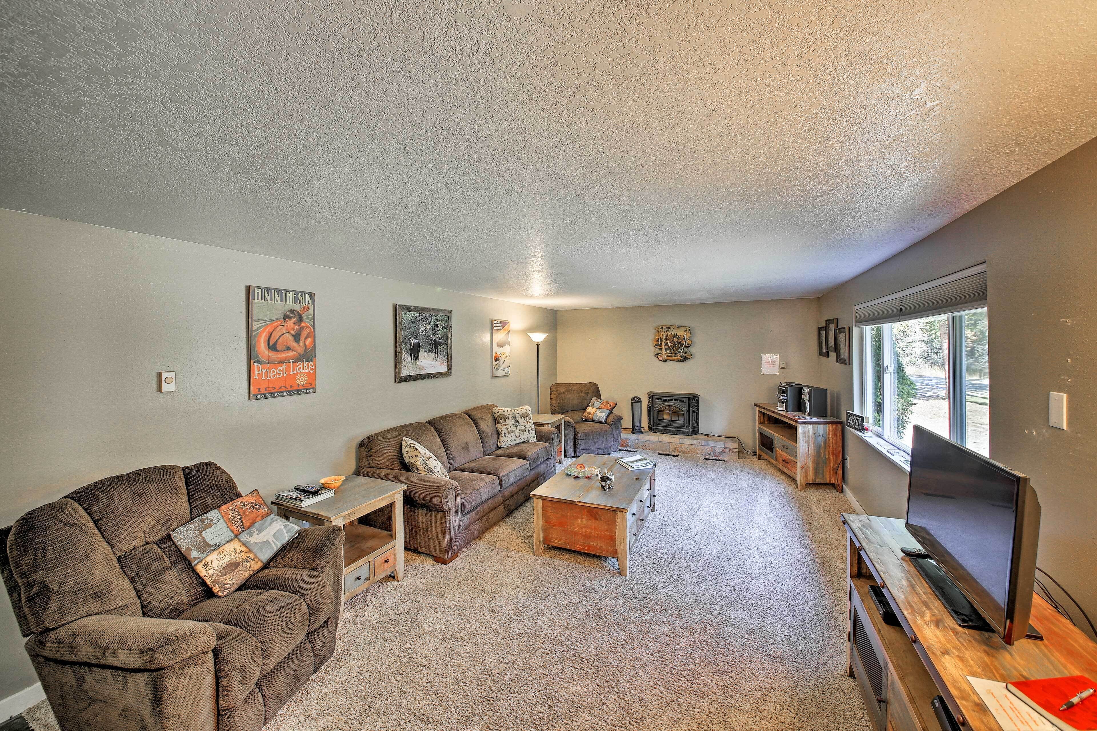 Quaint Priest Lake Cabin w/ Patio < 1 Mi to Lake!