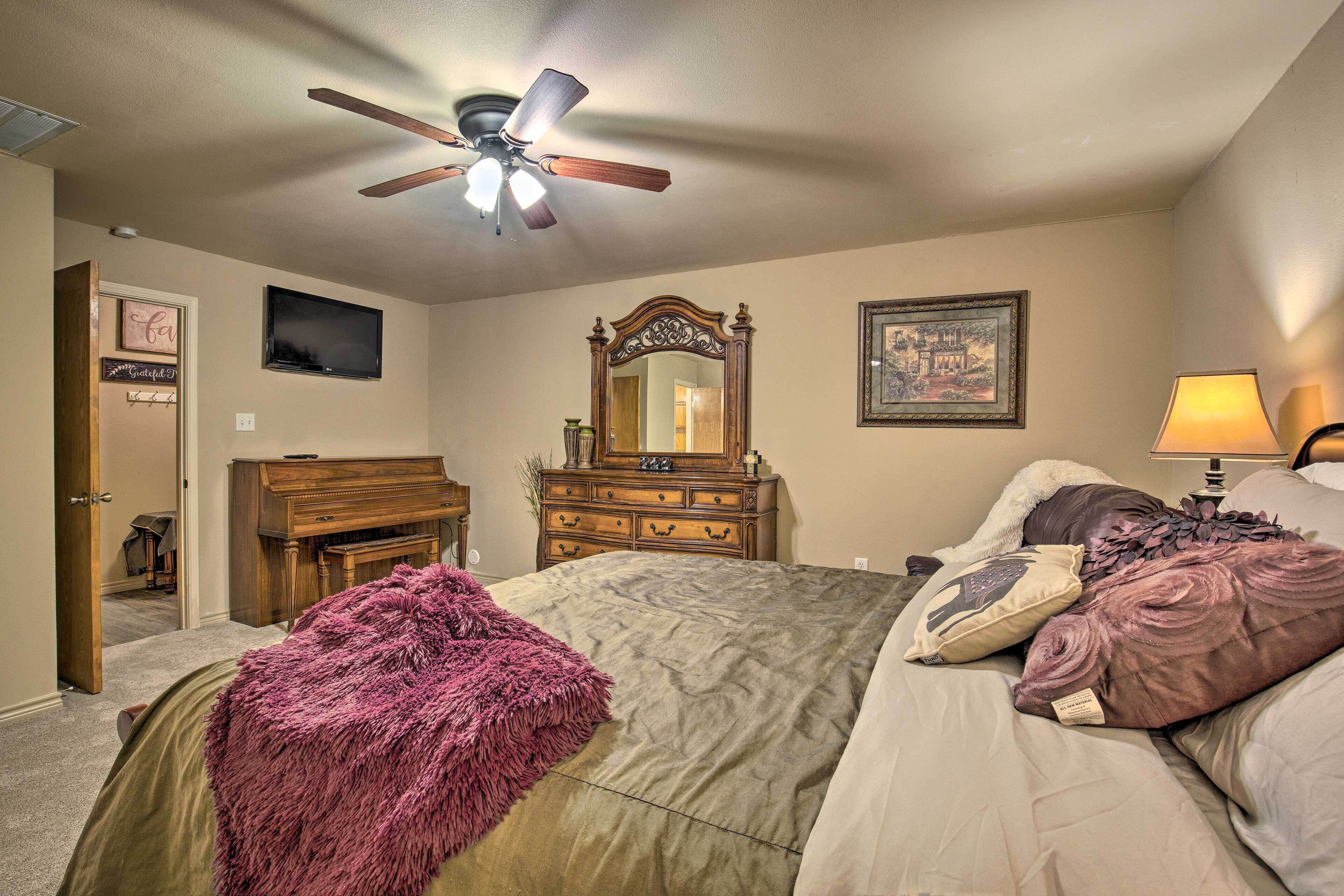 Cozy Family Home w/ Fire Pit, 4 Mi to Lake Fork