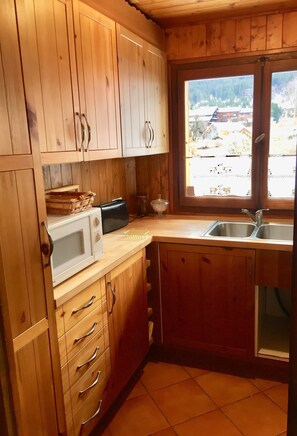 Een koelkast, een microgolfoven, een oven, een kookplaat