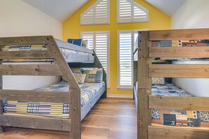 3 bedrooms, desk, iron/ironing board, travel cot - Ocean-View Beach House in Galveston, Dogs Welcome! (Galveston)