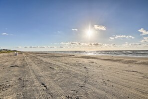 Beach nearby - Ocean-View Beach House in Galveston, Dogs Welcome! (Galveston)
