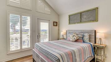 3 bedrooms, desk, iron/ironing board, travel crib