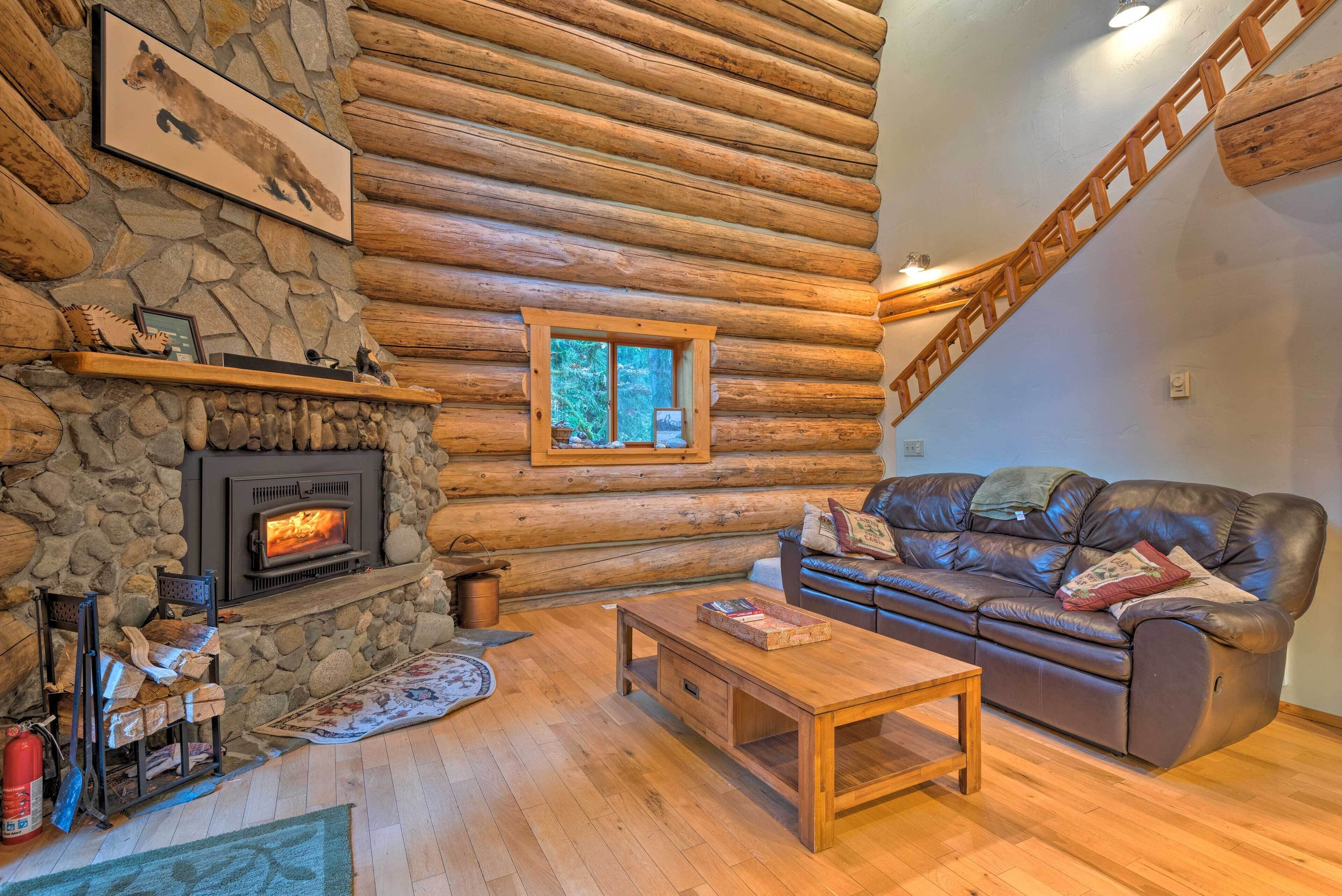 Custom Riverfront Log Home near Stevens Pass!