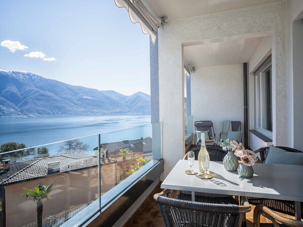 Outdoor dining - Lovely apartment for 4 people with WIFI, TV, balcony and pets allowed (Ascona)
