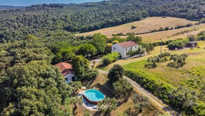 A rural property with a swimming pool, two houses, and a mountainous backdrop. - Stunning private villa for 7 guests with private pool, TV, terrace and pets allowed (Rosignano Solvay-castiglioncello)