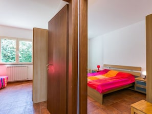 3 Schlafzimmer, Reisekinderbett