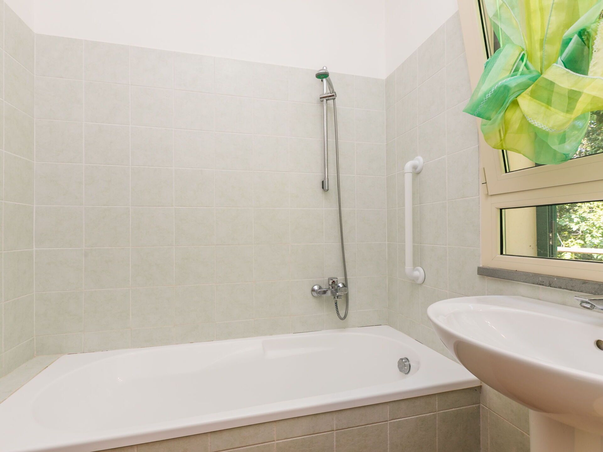 Un baño con bañera, ducha y lavamanos.