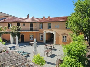 Outdoor dining - Nice apartment in villa for 4 guests with WIFI, TV and pets allowed (Sestri Levante)