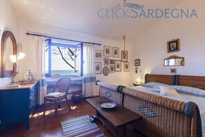 6 bedrooms, desk, iron/ironing board, travel cot