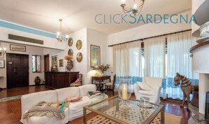 Interior - Villa directly on the beach in Santa Margherita Pula for 12 people (Santa Margherita di Pula)