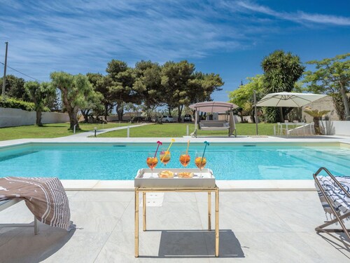 Atemberaubendes  Ferienhaus mit Whirlpool,  W-LAN, privatem Pool, Klimaanlage, TV und Terrasse