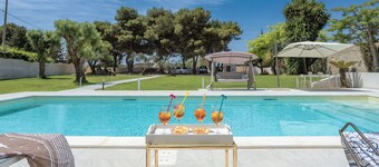 Beautiful  villa for 8 guests with WIFI, A/C, private pool, hot tub, TV and terrace