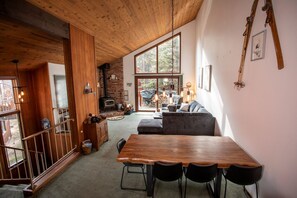 Televisión, chimenea, reproductor de DVD y estéreo