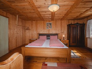 4 Schlafzimmer, Reisekinderbett, kostenloses WLAN, Bettwäsche