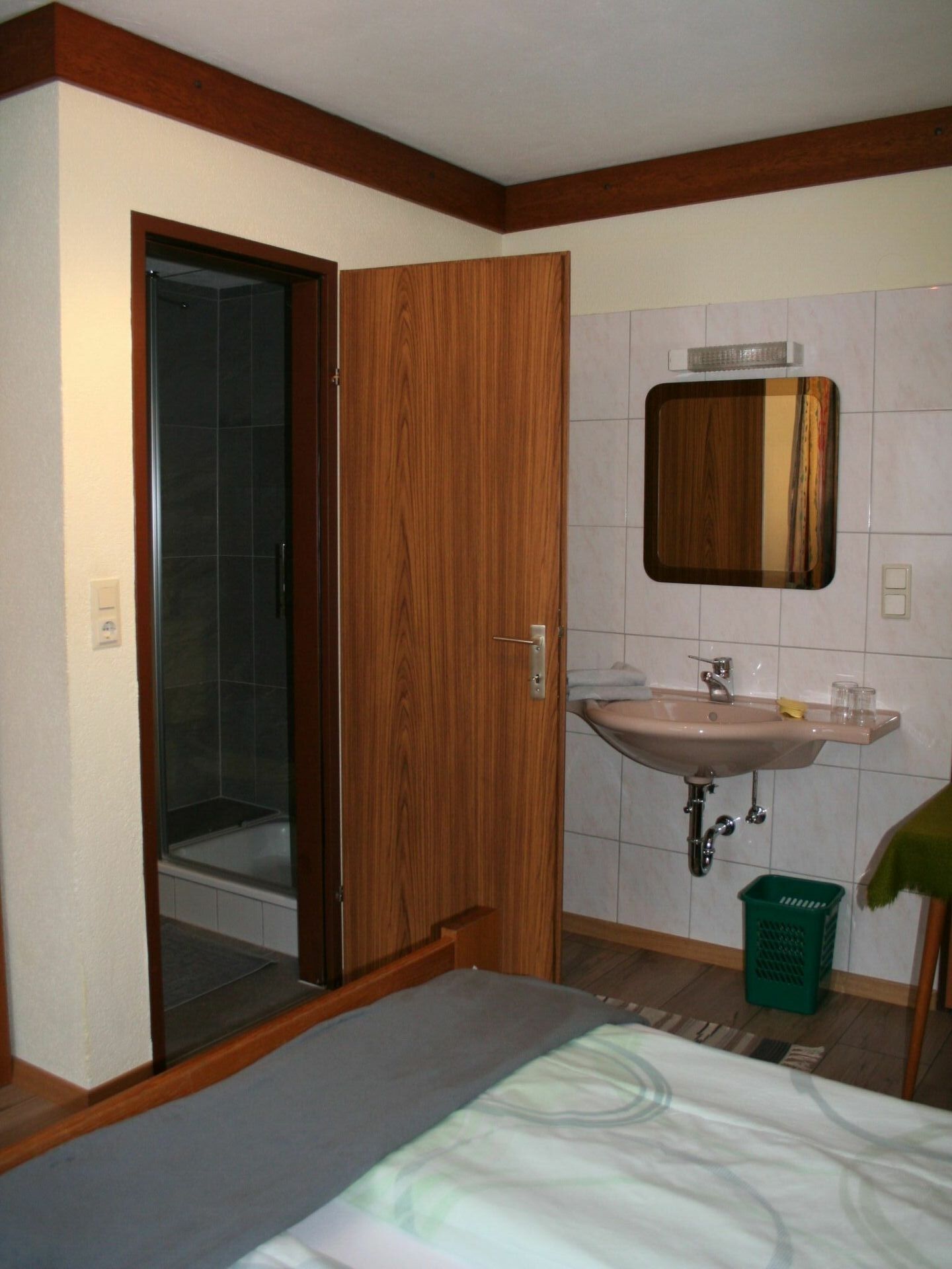 Une salle de bain avec un meuble-lavabo en bois, un évier et une fenêtre au-dessus de l’évier.