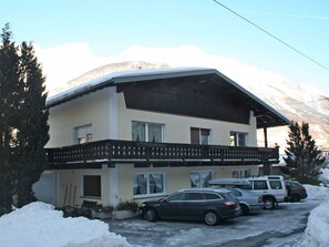 Coche, Rueda, Nieve, Cielo, Propiedad, Vehículo, Edificio