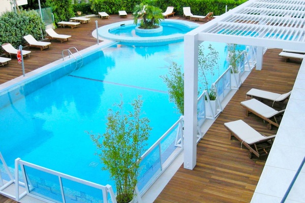 Wasser, Pflanze, Eigentum, Schwimmbad, Grün, Azurblau, Natur, Gartenmöbel, Rechteck, Holz