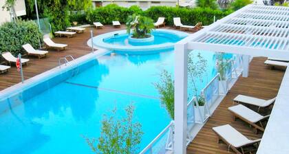 Agréable appartement pour 5 personnes avec WIFI, climatisation, piscine, TV, patio et animaux admis