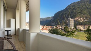 Een balkon met uitzicht op een stad en bergen.