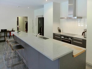 Mikrobølgeovn, ovn, oppvaskmaskin og fryser