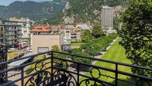 A balcony with a view of a town, including buildings and a mountain. - Beautiful apartment for 4 people with WIFI, TV, balcony and panoramic view (Interlaken)