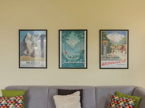 Pared con tres cuadros enmarcados que muestran paisajes de Suiza.