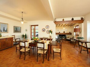 Dining - Stunning private villa with WIFI, private pool, TV, patio, pets allowed and panoramic view (Citerna)