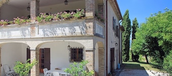 Alleinstehendes Ferienhaus mit  W-LAN, privatem Pool, TV, Innenhof, Haustiere erlaubt, Panoramablick