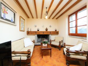 TV, fireplace - Stunning private villa with WIFI, private pool, TV, patio, pets allowed and panoramic view (Citerna)