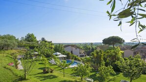 Un quartier résidentiel doté d’une piscine, de maisons et d’espaces verts.