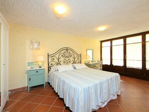 4 bedrooms, travel cot, free WiFi