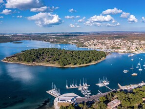 Marina - Cosy apartment for 5 people with A/C, pool, TV, terrace and pets allowed (Medulin)