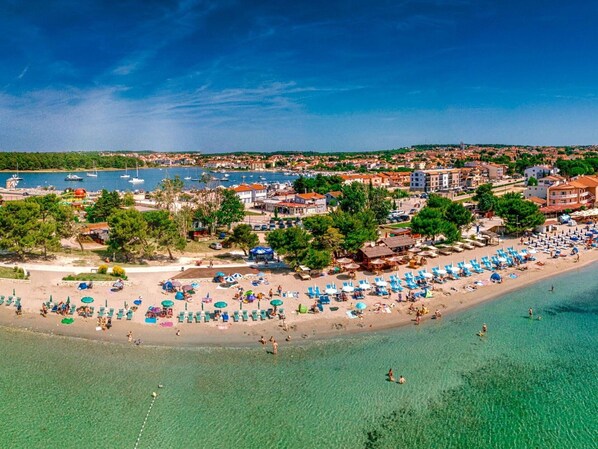 Beach - Cosy apartment for 5 people with A/C, pool, TV, terrace and pets allowed (Medulin)