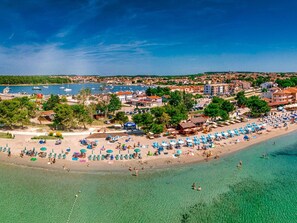 Beach - Cosy apartment for 5 people with pool, A/C, TV, terrace and pets allowed (Medulin)