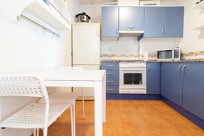 Frigorífico, microondas, horno y cafetera o tetera