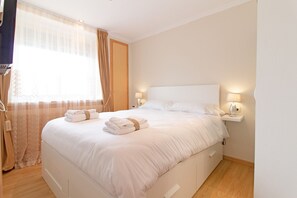 2 slaapkamers, een strijkplank/strijkijzer, beddengoed