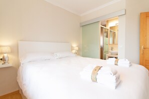 2 quartos, ferros/tábuas de passar roupa, roupa de cama