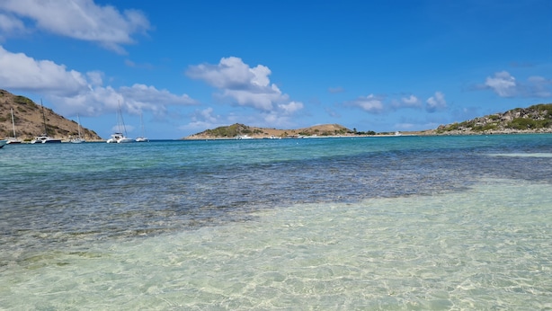 A clear coastal view with boats and rocky terrain. - VILLA PINEL BAY VIEW - Sea and St Barth view villa with pool and sea access (ST MARTIN)