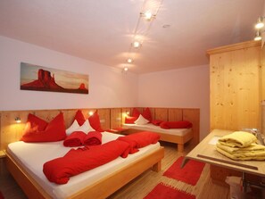 2 bedrooms, travel crib, free WiFi